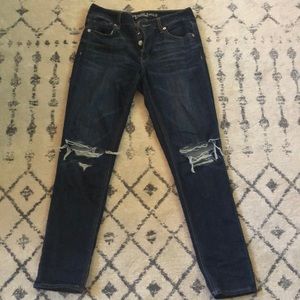 American eagle distressed knee girlfriend jeans 0R